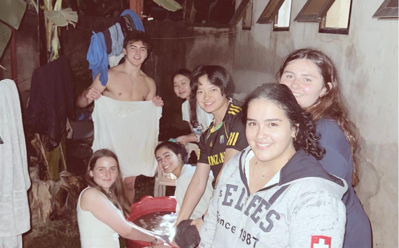 タンザニアで医療ボランティアに参加中の小林もかさんと仲間の高校生ボランティアの洗濯の様子